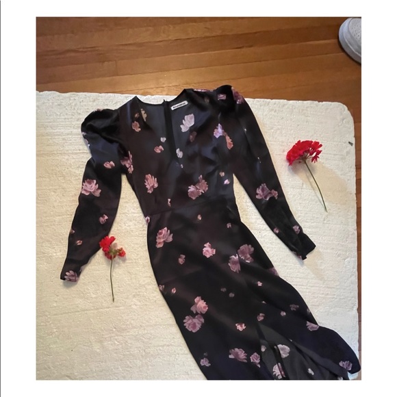 Stunning Reformation “Toronto” dress. A timeless piece. - Picture 3 of 4